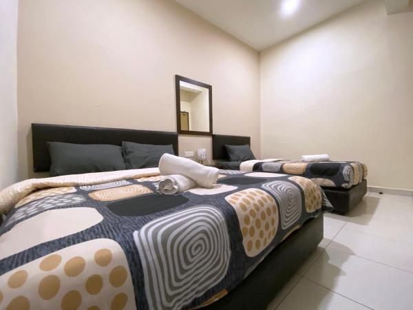 Ze Xiang Hotel - Desa Jaya Ikea Self Check in : photo 1 de la chambre chambre triple avec salle de bains