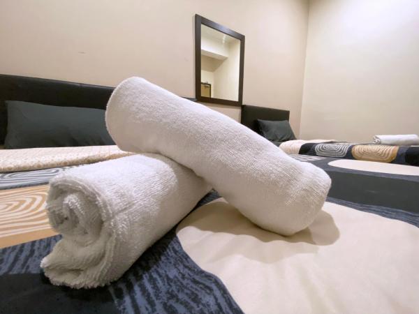 Ze Xiang Hotel - Desa Jaya Ikea Self Check in : photo 3 de la chambre chambre triple avec salle de bains