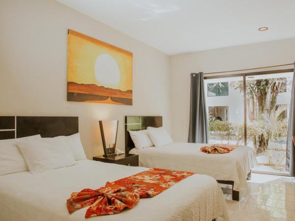 Hotel Holly : photo 4 de la chambre superior with two double beds and fridge