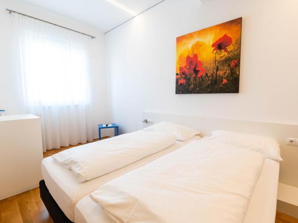 sHome Hotel Graz - Self-Check-in & free parking : photo 9 de la chambre chambre double avec lit d'appoint