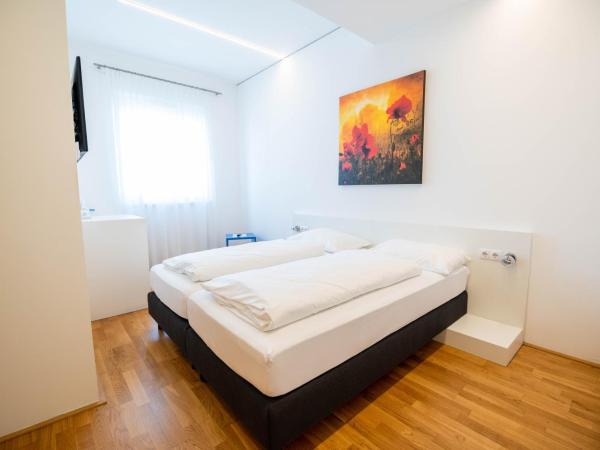 sHome Hotel Graz - Self-Check-in & free parking : photo 8 de la chambre chambre double avec lit d'appoint