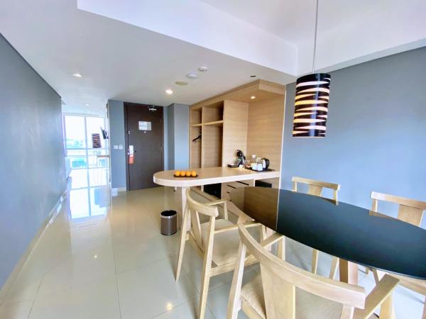 Harper MT Haryono by ASTON : photo 2 de la chambre suite