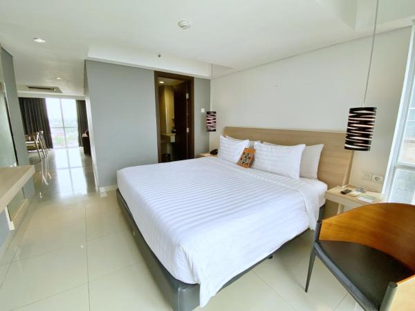 Harper MT Haryono by ASTON : photo 3 de la chambre suite