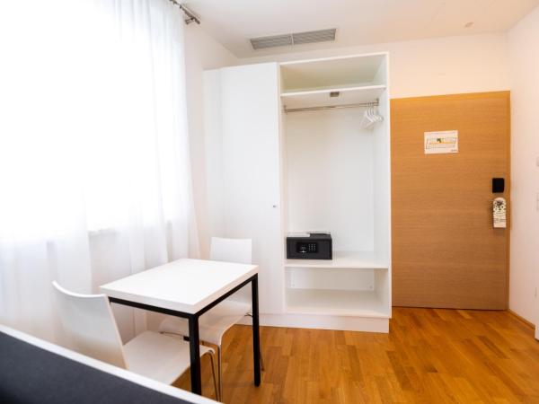 sHome Hotel Graz - Self-Check-in & free parking : photo 6 de la chambre suite junior avec balcon