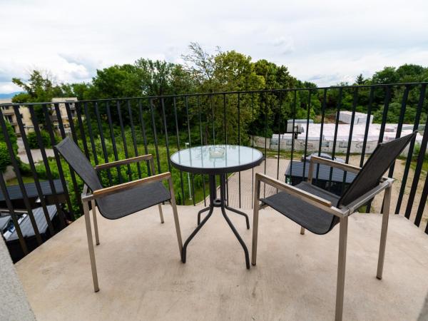 sHome Hotel Graz - Self-Check-in & free parking : photo 10 de la chambre suite junior avec balcon