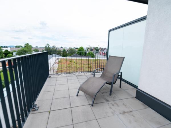 sHome Hotel Graz - Self-Check-in & free parking : photo 7 de la chambre chambre double avec terrasse