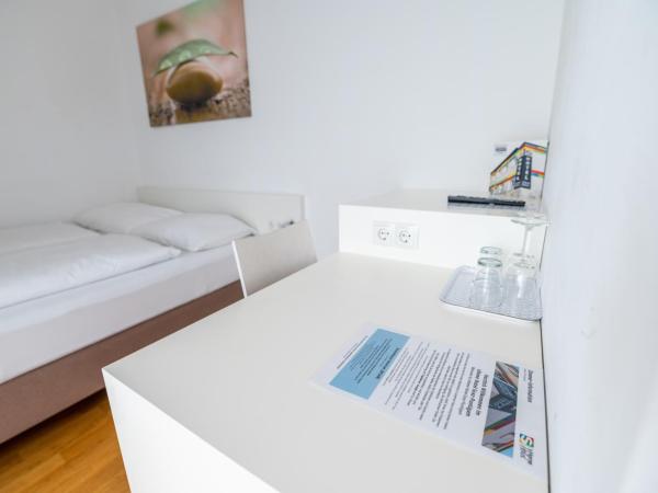 sHome Hotel Graz - Self-Check-in & free parking : photo 10 de la chambre chambre double avec terrasse