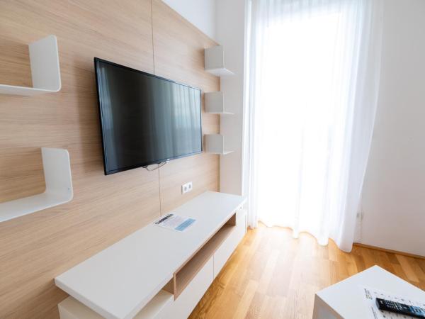 sHome Hotel Graz - Self-Check-in & free parking : photo 10 de la chambre suite junior avec terrasse