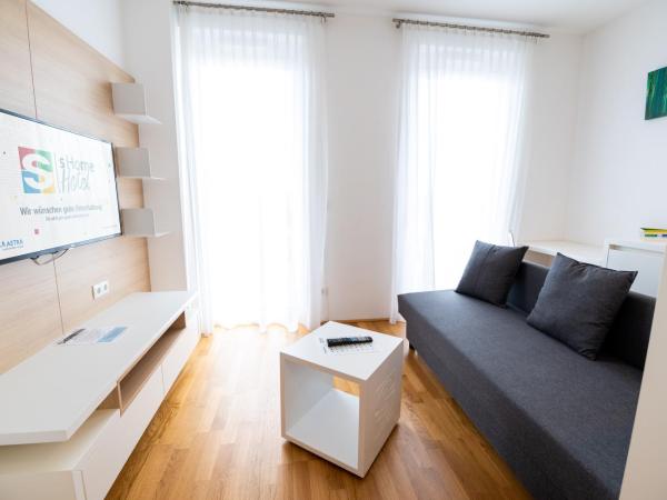 sHome Hotel Graz - Self-Check-in & free parking : photo 9 de la chambre suite junior avec terrasse