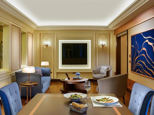 The Ritz-Carlton, Istanbul at the Bosphorus : photo 2 de la chambre suite lit king-size présidentielle avec terrasse et bain à remous - vue sur le bosphore, accès au club lounge