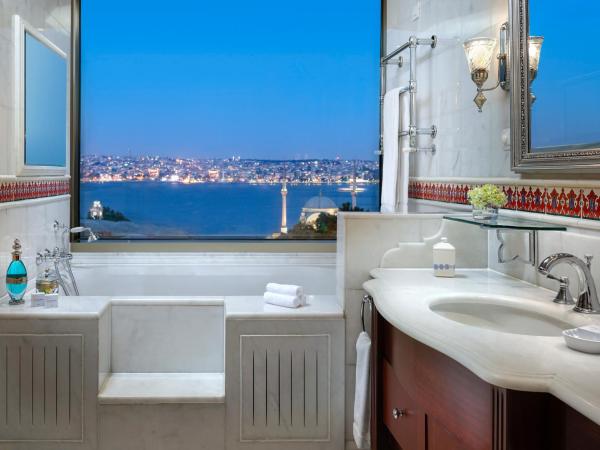 The Ritz-Carlton, Istanbul at the Bosphorus : photo 6 de la chambre suite lit king-size présidentielle avec terrasse et bain à remous - vue sur le bosphore, accès au club lounge