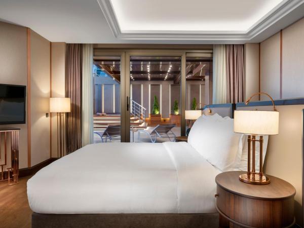 The Ritz-Carlton, Istanbul at the Bosphorus : photo 5 de la chambre suite lit king-size présidentielle avec terrasse et bain à remous - vue sur le bosphore, accès au club lounge