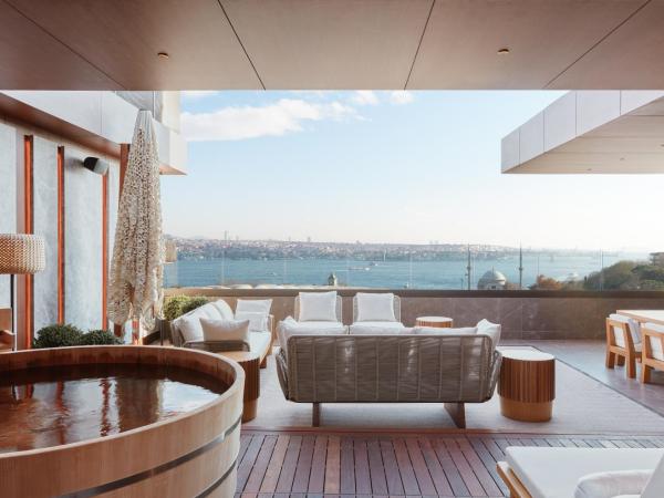 The Ritz-Carlton, Istanbul at the Bosphorus : photo 1 de la chambre suite nobu avec terrasse et baignoire ofuro - vue sur le bosphore - accès au club lounge