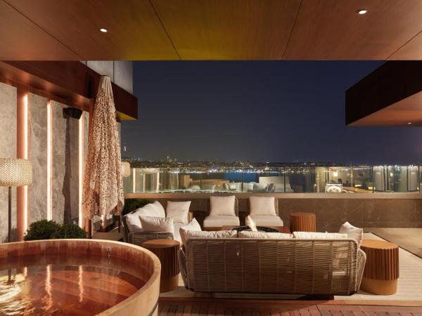 The Ritz-Carlton, Istanbul at the Bosphorus : photo 8 de la chambre suite nobu avec terrasse et baignoire ofuro - vue sur le bosphore - accès au club lounge