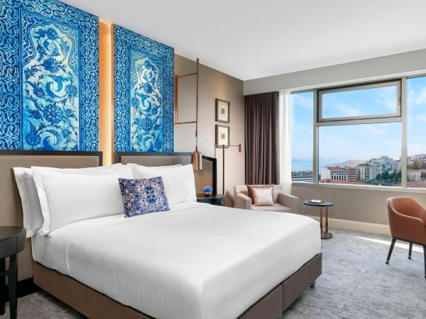 The Ritz-Carlton, Istanbul at the Bosphorus : photo 1 de la chambre chambre lit king-size - vue partielle sur bosphore
