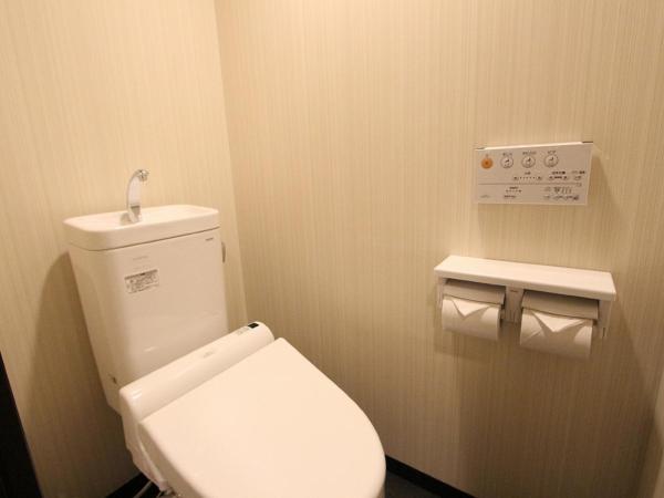 HOTEL LiVEMAX Nihonbashi Hakozaki : photo 2 de la chambre chambre lits jumeaux - fumeurs