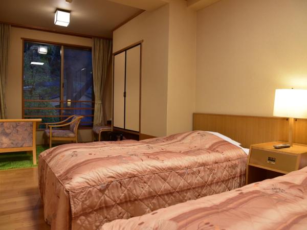 Arima Onsen Taketoritei Maruyama : photo 8 de la chambre chambre lits jumeaux supérieure avec coin tatami - non-fumeurs