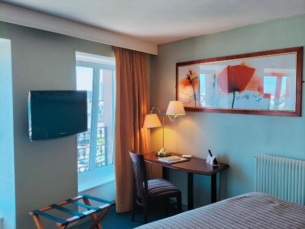 Logis HOTEL RESTAURANT La Régence : photo 1 de la chambre chambre double ou lits jumeaux confort - vue sur port
