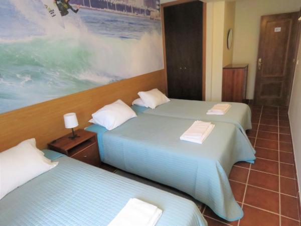 Supertubos Beach Hostel : photo 9 de la chambre chambre triple basique avec salle de bains commune