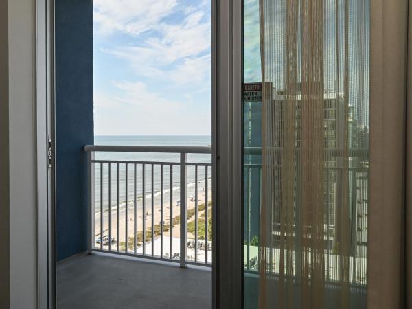 Residence Inn by Marriott Myrtle Beach Oceanfront : photo 2 de la chambre studio lit king-size avec balcon - vue partielle sur océan - adapté aux personnes malentendantes