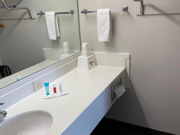 Days Inn by Wyndham Louisville Airport Fair and Expo Center : photo 7 de la chambre chambre 2 lits queen-size - non-fumeurs