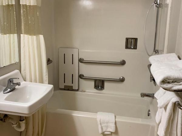 Days Inn by Wyndham Louisville Airport Fair and Expo Center : photo 1 de la chambre king room -  mobility access -  non-smoking