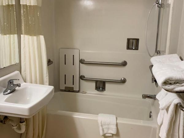 Days Inn by Wyndham Louisville Airport Fair and Expo Center : photo 2 de la chambre king room -  mobility access -  non-smoking