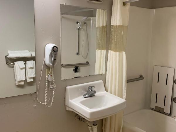 Days Inn by Wyndham Louisville Airport Fair and Expo Center : photo 2 de la chambre king room -  mobility access -  non-smoking