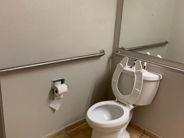 Days Inn by Wyndham Louisville Airport Fair and Expo Center : photo 3 de la chambre king room -  mobility access -  non-smoking