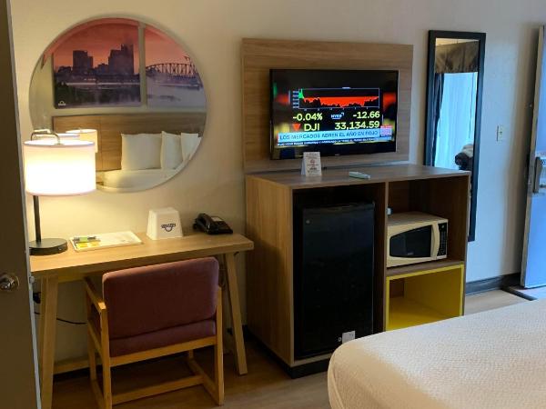 Days Inn by Wyndham Louisville Airport Fair and Expo Center : photo 6 de la chambre king room -  mobility access -  non-smoking