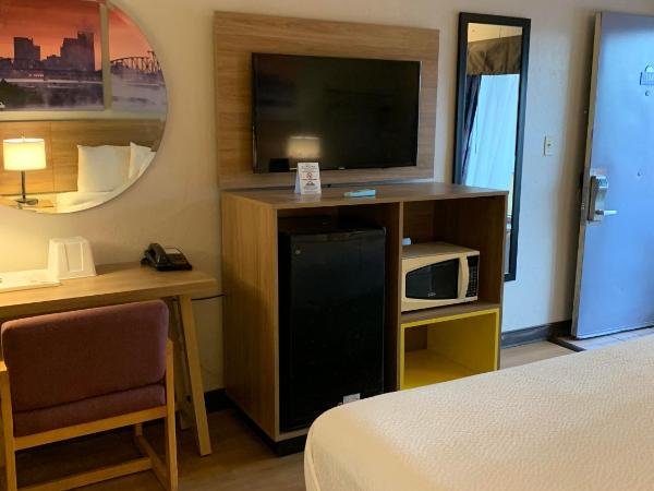 Days Inn by Wyndham Louisville Airport Fair and Expo Center : photo 7 de la chambre king room -  mobility access -  non-smoking