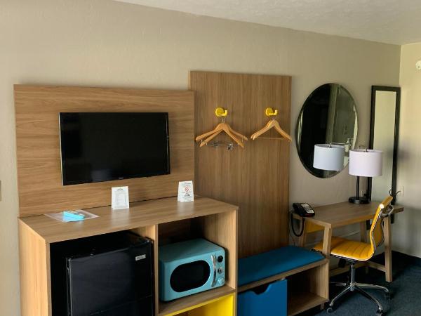 Days Inn by Wyndham Louisville Airport Fair and Expo Center : photo 3 de la chambre chambre de luxe queen – non-fumeurs
