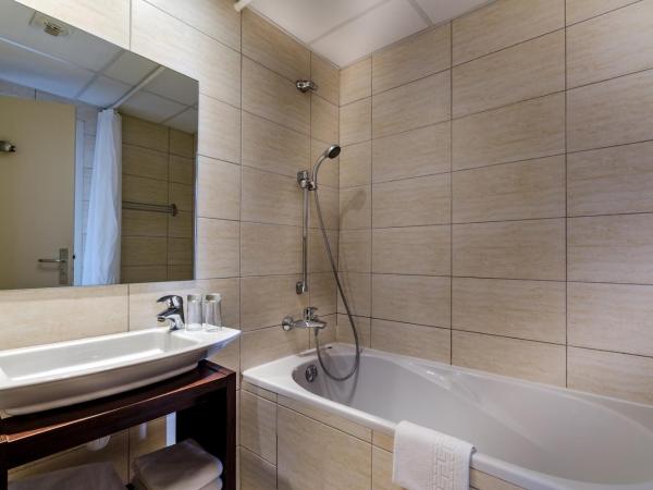 Hôtel Croix des Bretons - Lourdes Pyrénées : photo 5 de la chambre chambre lits jumeaux