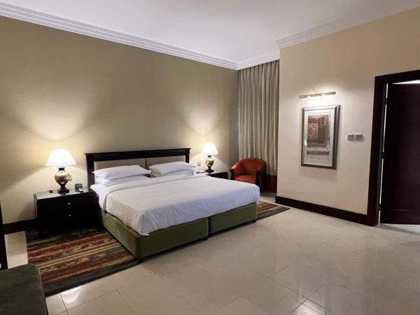 City Seasons Suites : photo 7 de la chambre suite de luxe