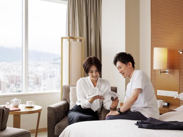 Sheraton Grand Hiroshima Hotel : photo 2 de la chambre chambre deluxe avec lit king-size - vue sur ville
