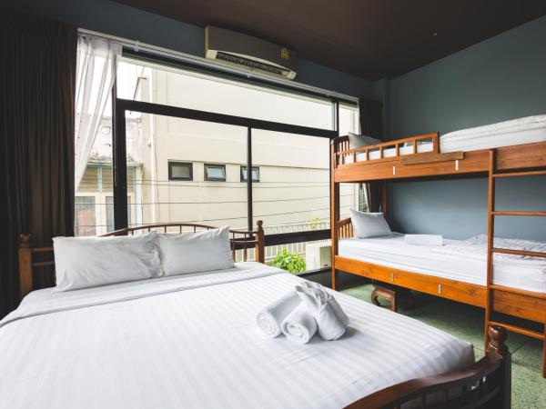 Feung Nakorn Balcony Rooms and Cafe : photo 1 de la chambre chambre familiale supérieure avec salle de bains commune