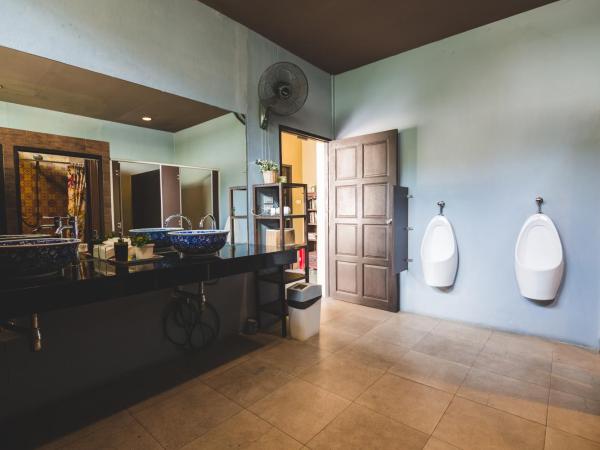 Feung Nakorn Balcony Rooms and Cafe : photo 6 de la chambre chambre familiale supérieure avec salle de bains commune