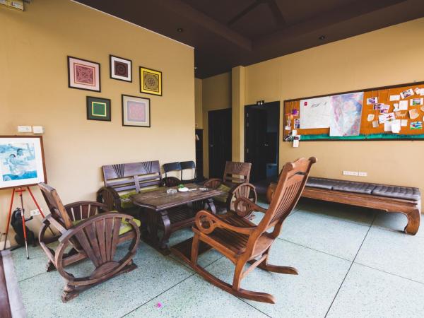 Feung Nakorn Balcony Rooms and Cafe : photo 7 de la chambre chambre familiale supérieure avec salle de bains commune