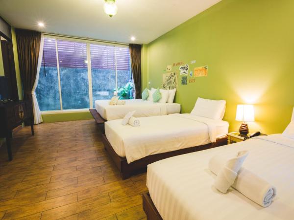 Feung Nakorn Balcony Rooms and Cafe : photo 4 de la chambre chambre familiale