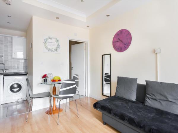 Comfortable Budget Apartment Next To Eurostar International - Kings Cross & Euston Station : photo 3 de la chambre chambre quadruple avec salle de bains privative