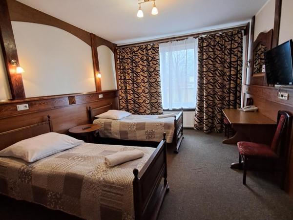 Dworek staropolski : photo 8 de la chambre chambre lits jumeaux spacieuse