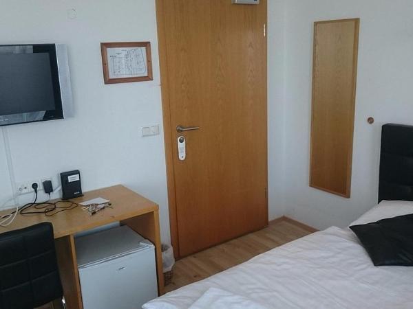 101 Guesthouse Hotel : photo 10 de la chambre chambre double standard avec salle de bains commune