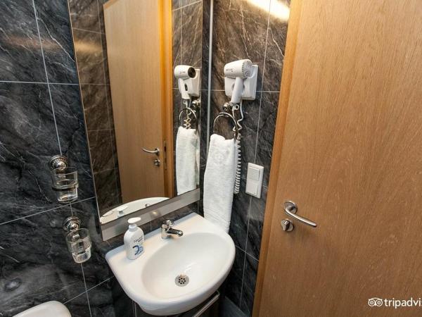 101 Guesthouse Hotel : photo 7 de la chambre chambre double avec salle de bains privative