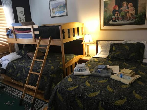 Repos & Manna Downtown Montréal : photo 3 de la chambre chambre double avec lit superposé