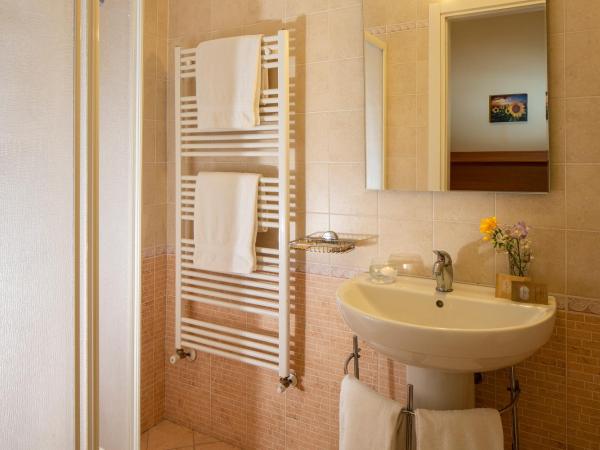 Hotel Sacro Cuore : photo 10 de la chambre chambre triple supérieure