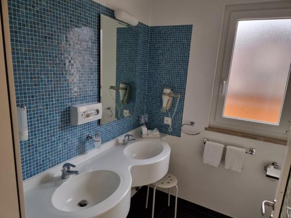 Hotel Garni Golf : photo 1 de la chambre suite junior avec balcon - vue sur lac