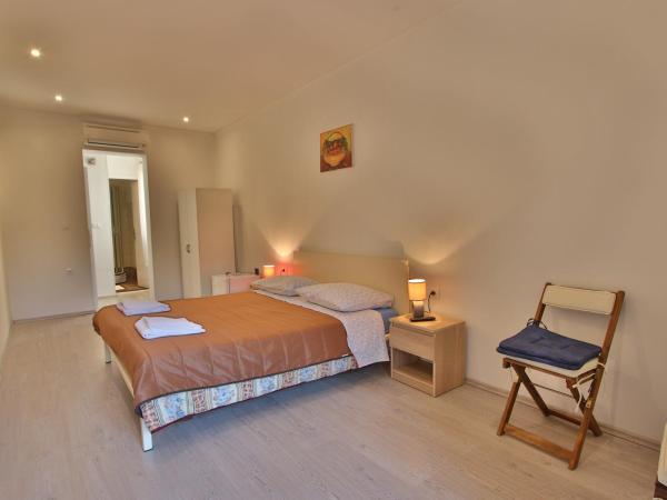 Rooms and Apartment Feral : photo 1 de la chambre chambre triple avec balcon