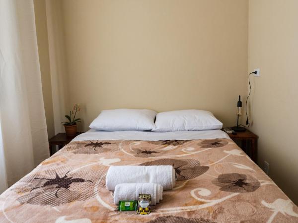 Hostel B2B SP : photo 2 de la chambre chambre double avec salle de bains privative extérieure