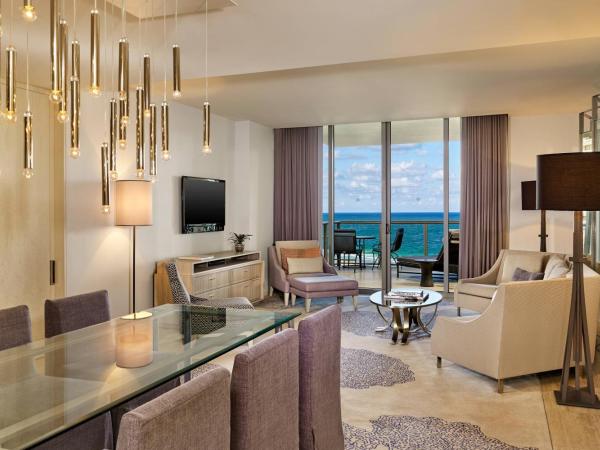 The St. Regis Bal Harbour Resort : photo 8 de la chambre suite lit king-size atlantique avec canapé-lit d'appoint