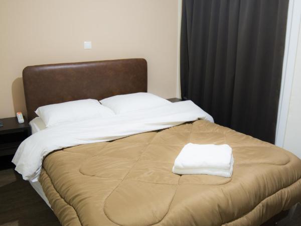 Pella Inn Hostel : photo 5 de la chambre chambre double avec salle de bains et balcon